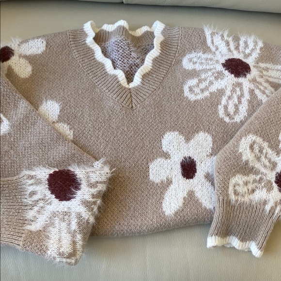 Fuzzy floral sweater - Picture 8 of 8